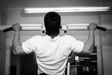 erkek spor egzersizleri yatay çubuk üzerinde gerçekleştirir.