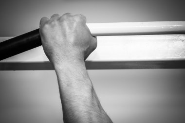 adam içinde jimnastik salonu