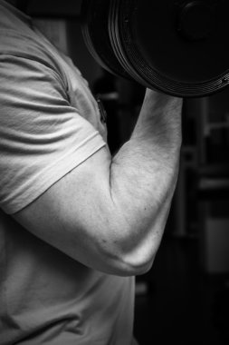 ağır dumbbell ile egzersiz yapan erkek