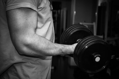 ağır dumbbell ile egzersiz yapan erkek