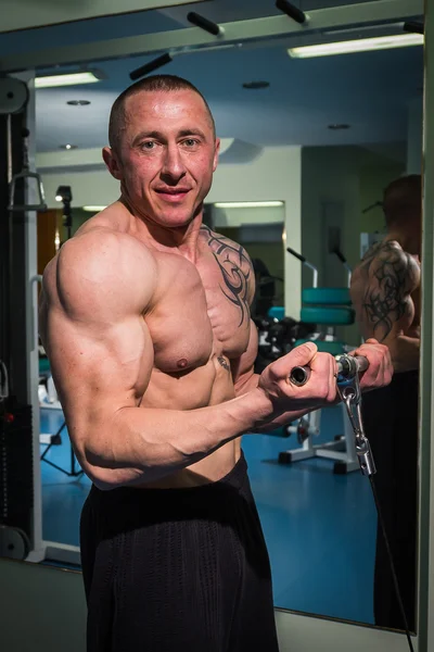 Hombre en el gimnasio — Foto de Stock