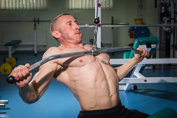 Uomo in palestra — Foto Stock