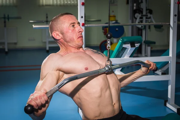 Uomo in palestra — Foto Stock