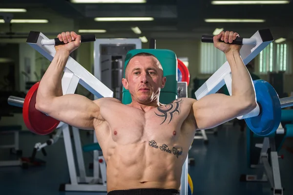 Uomo in palestra — Foto Stock