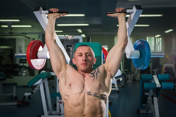 Hombre en el gimnasio — Foto de Stock