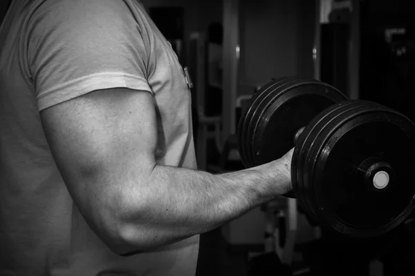 Hombre haciendo ejercicio con pesadas mancuernas —  Fotos de Stock