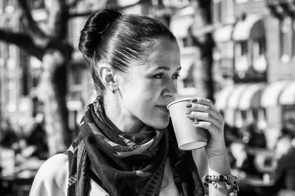 Dívka s kávou — Stock fotografie
