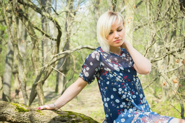 Blond im Wald — Stockfoto