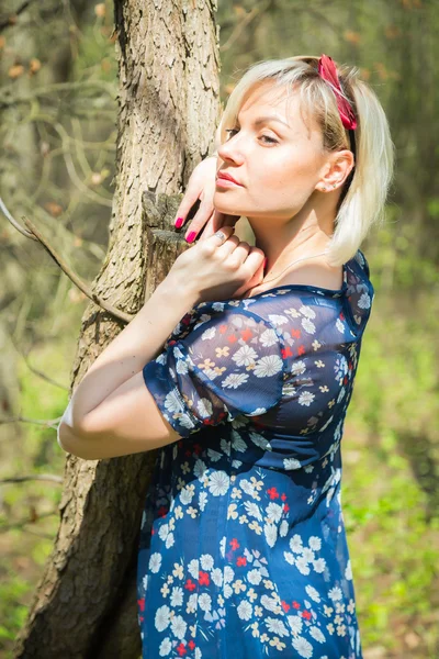 Blond im Wald — Stockfoto