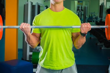 Genç kaslı adam ağırlık kaldırma