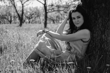 doğa üzerinde poz güzel kız.