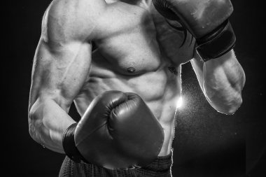 Boks eldivenleri dövmeli adam