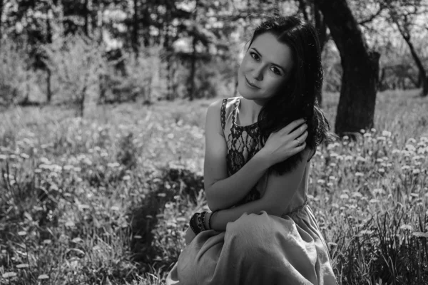 Menina bonita posando na natureza . — Fotografia de Stock