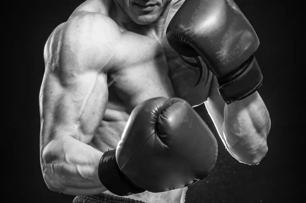 Hombre con tatuaje en guantes de boxeo — Foto de Stock