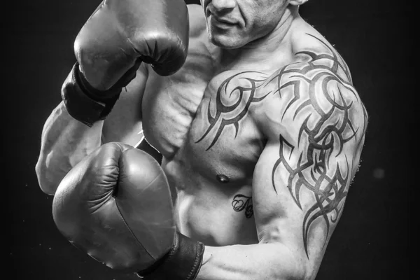 Hombre con tatuaje en guantes de boxeo — Foto de Stock