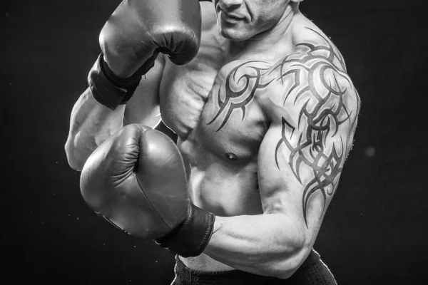 Homme avec tatouage dans des gants de boxe — Photo