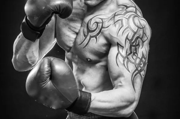 Человек с татуировкой в боксёрских перчатках — стоковое фото