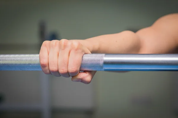 Hand on barbell — Stock Photo, Image