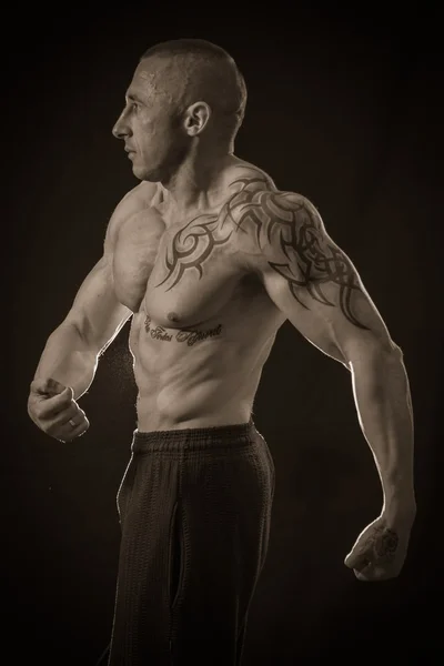 Homme musculaire avec tatouages — Photo