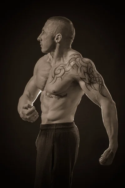 Mięsień mężczyzna z tatuażami — Zdjęcie stockowe