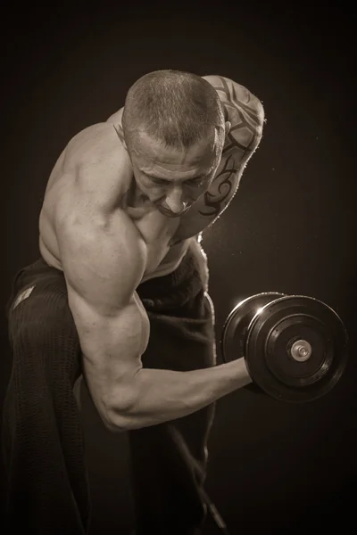 Bodybuilder mit Hantel — Stockfoto