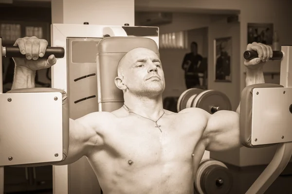 Hombre en el gimnasio — Foto de Stock