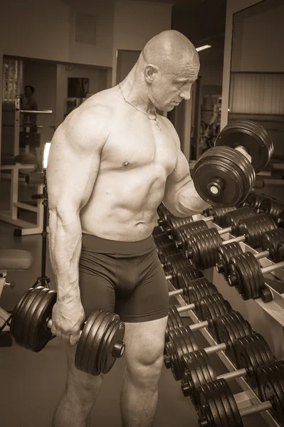 Hombre haciendo ejercicio con pesas —  Fotos de Stock