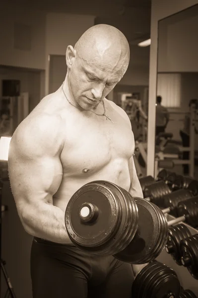 Hombre haciendo ejercicio con pesas —  Fotos de Stock