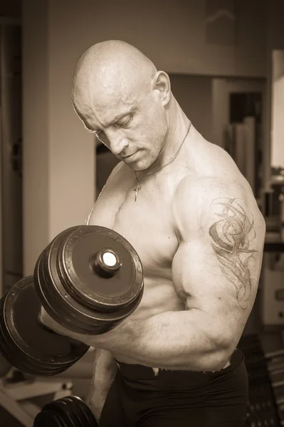 Hombre haciendo ejercicio con pesas —  Fotos de Stock