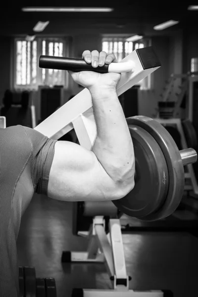 Hombre en el gimnasio —  Fotos de Stock