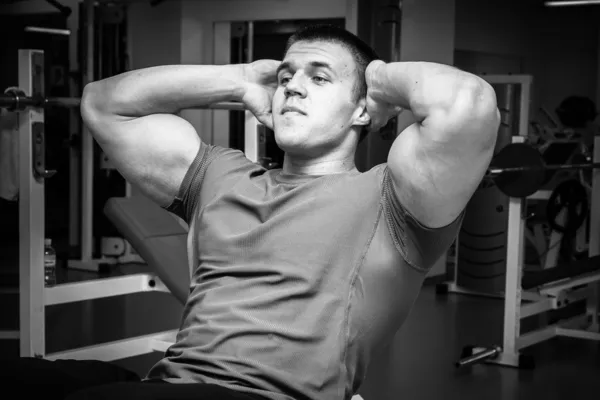 Hombre entrenando en el gimnasio — Foto de Stock