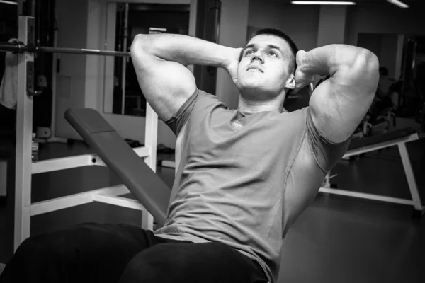 Hombre entrenando en el gimnasio —  Fotos de Stock