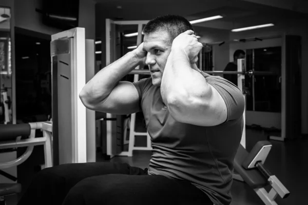 Allenamento uomo in palestra — Foto Stock