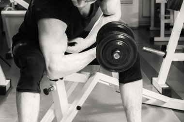 erkek spor salonunda dumbell ile çalışma