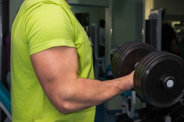 ağır dumbbell ile egzersiz yapan erkek