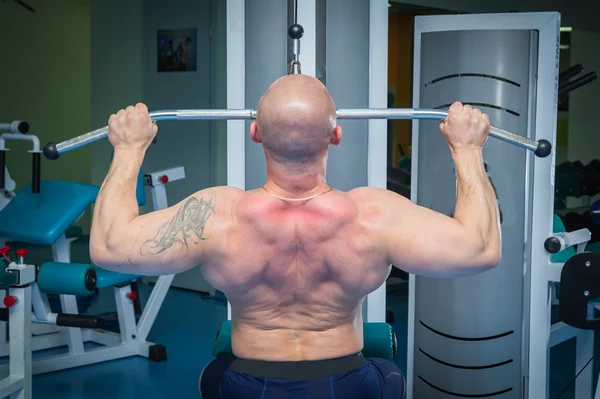 Uomo in palestra — Foto Stock