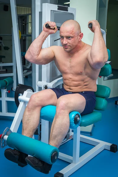 Hombre entrenando en el gimnasio — Foto de Stock