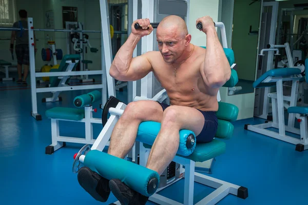 Hombre entrenando en el gimnasio — Foto de Stock