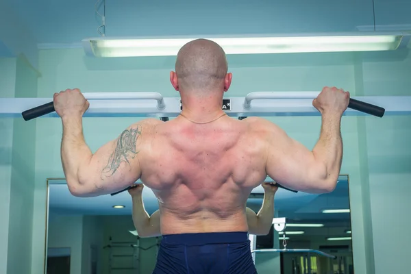 Hombre en el gimnasio —  Fotos de Stock