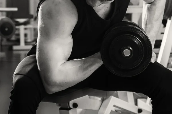 Hombre trabajando con pesas en el gimnasio — Foto de Stock