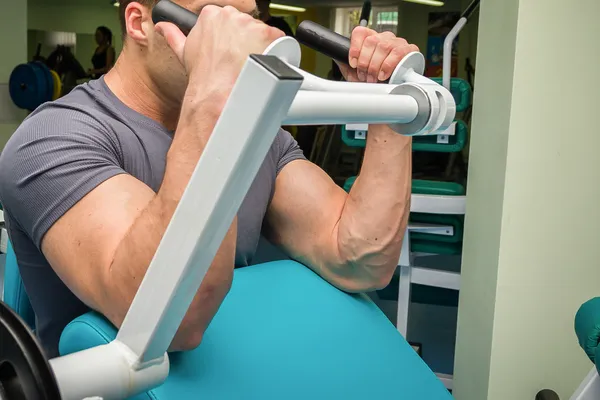 Man in the gym — Stock Photo, Image