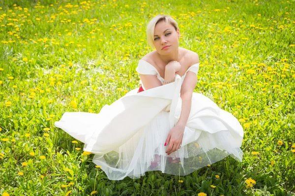 Blondin på natur — Stockfoto