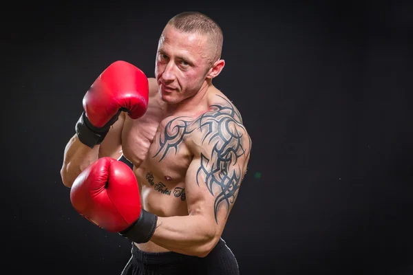 Strong man boxing — Stock Photo, Image