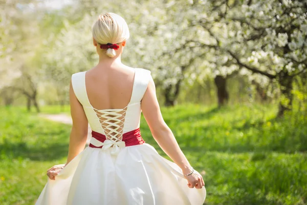 Blondin på natur — Stockfoto