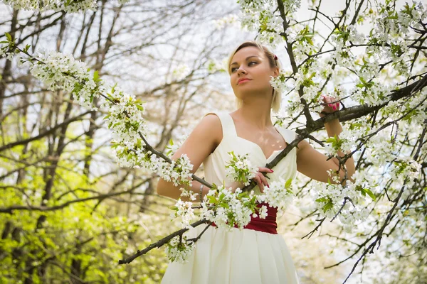 Blondin på natur — Stockfoto