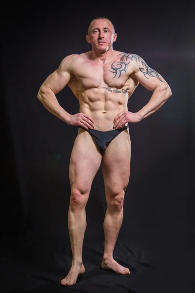 Bodybuilder poseren — Stockfoto