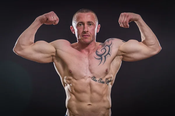 Bodybuilder poseren — Stockfoto