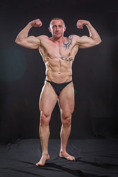 Bodybuilder poseren — Stockfoto