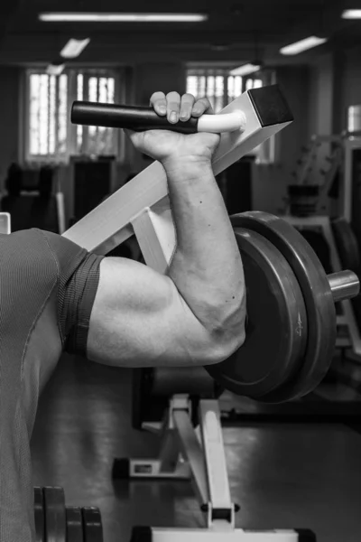 Uomo in palestra — Foto Stock