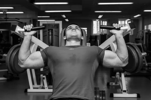 Hombre entrenando en el gimnasio —  Fotos de Stock